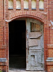 Fototapeta na wymiar Eingang mit alter Holztür