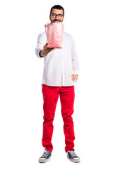 Fototapeta premium Handsome man with glasses eating popcorns