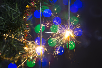 Obraz na płótnie Canvas Sparklers on a Christmas tree