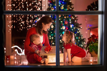 Obraz na płótnie Canvas Mother and children at home on Christmas eve