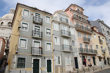 Fototapeta na wymiar Lisbonne - Alfama, la maison de faïence sous le panthéon 