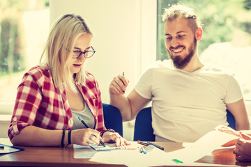 Obraz premium two students talking in classroom