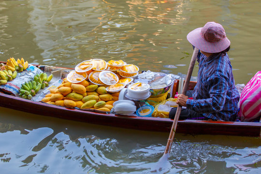 Damnoen Saduak floating market in Ratchaburi near Bangkok, Thailand