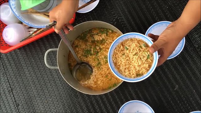 A stew of instant noodles for many people