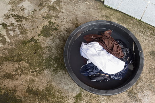 Soak dirty clothes in the basin black for cleanse
