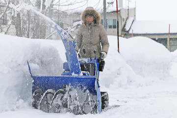 除雪機を操作する女性