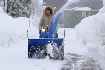 除雪機を操作する女性