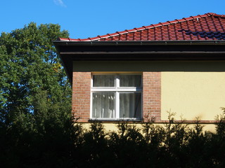 Einfamilienhaus hinter Hecke, Detail