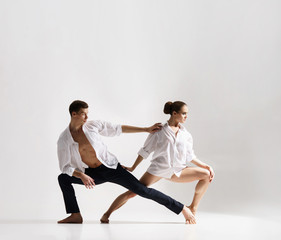 Obraz premium Couple of sporty ballet dancers in art performance.