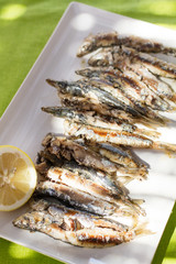 Sardinas cocinadas a la parrilla con limón vista desde arriba
