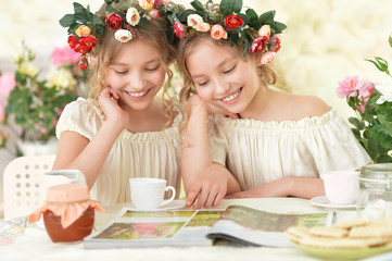 tweenie girls  in wreaths with magazine 