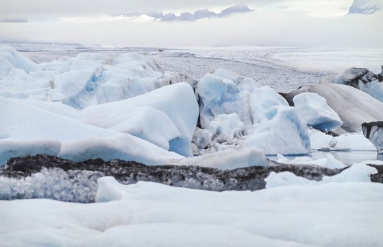 Eisberge auf dem Jökulsárlòn, im Hintergrund der Vatnajökull-Gletscher, Island 