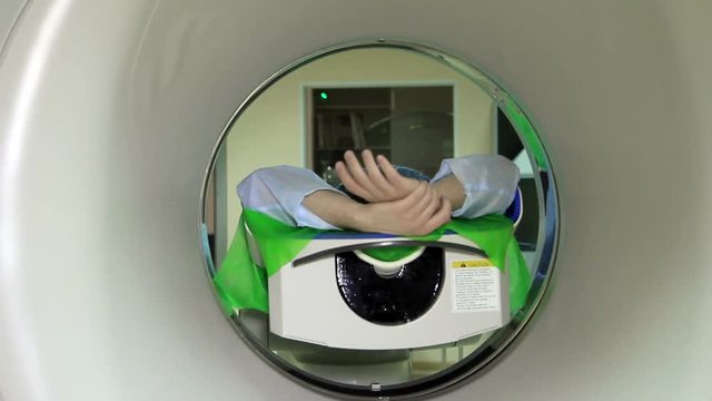 The Docter launches an MRI scannner CT 