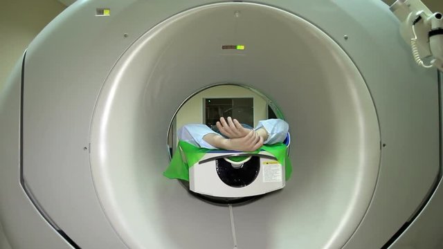 The Docter launches an MRI scannner CT 