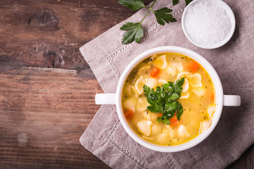 Hühnersuppe mit Nudeln