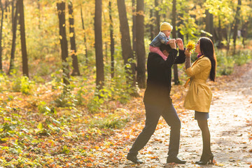 Obraz premium Happy family playing in autumn park