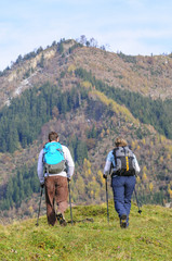 Fototapeta na wymiar Zwei Wanderer im Gebirge