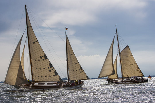 Klassische Yachten, segelnd im Gegenlicht