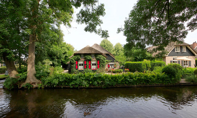 Fototapeta na wymiar Idyllic house in the Dutch village Giethoorn