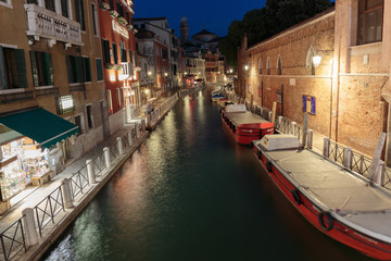 Obraz na płótnie Canvas Canal in Venice at night