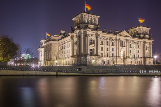 Reichstag mit Spree, Nachtaufnahme