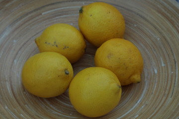 Zitronen in einer Obstschale
