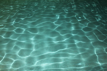 Wasser im Swimmingpool bei Nacht