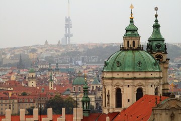 Fototapeta na wymiar Zauberhaftes Prag / Blick vom Prager Burgberg auf Prag mit der St.-Niklaskirche im Vordergrund