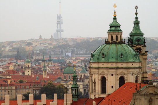 Zauberhaftes Prag / Blick vom Prager Burgberg auf Prag mit der St.-Niklaskirche im Vordergrund