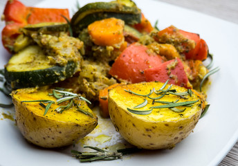 Rosmarinkartoffeln mit Pestogemüse
