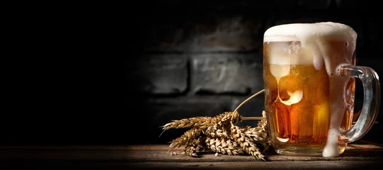 Fotobehang Bier Bier in mok op tafel