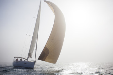 Segelyacht im Nebel, querformat