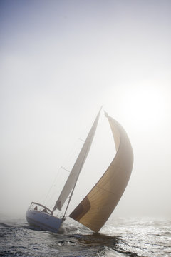 Segelyacht im Nebel