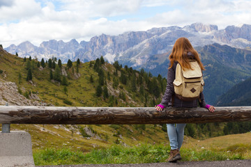 Fototapeta na wymiar girl looking at the mountains