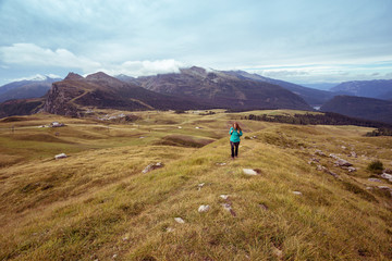 Obraz premium tourist girl at the Dolomites