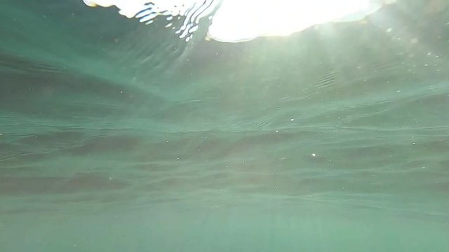 Wellen unter der Wasseroberfl&auml;che bei Sonnenschein