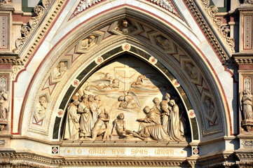 Florenz - Rundbogenrelief über dem Eingang zur  Basilika Santa Croce