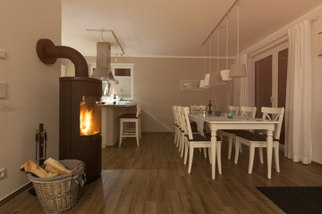 Kamin im Wohnzimmer eines Ferienhauses