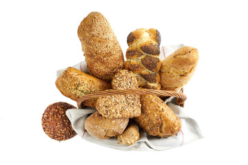 rustikaler Holzkorb mit verschiedenen Brotsorten, Blick von oben