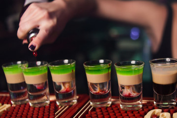 alcoholic coctails is pours