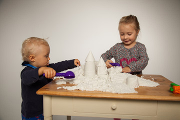 stolz bauen die Kinder eine Burg