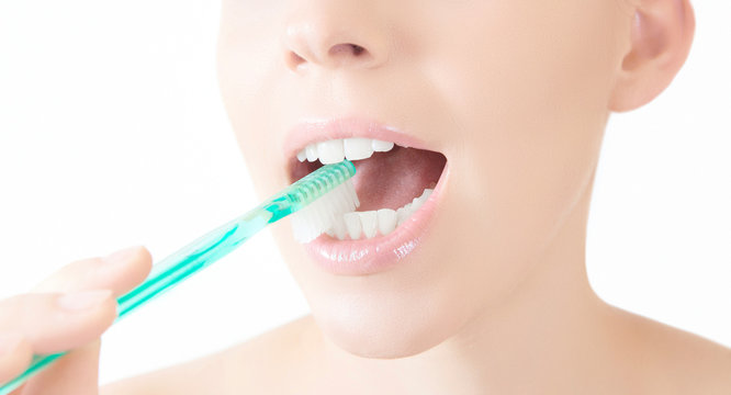 Bocca di donna con spazzolino da denti