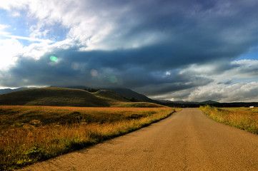 Landstraße in Montenegro im Abendlicht