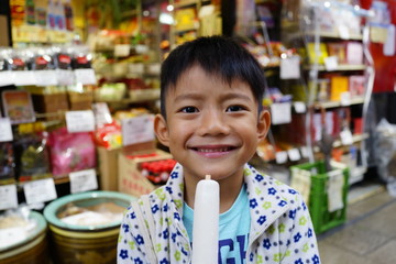 中華街　チャイナタウン　路地　食べる少年　アイスキャンディ　食べ歩き　美味しい　幸せ　アジア人　子供　笑顔　嬉しい