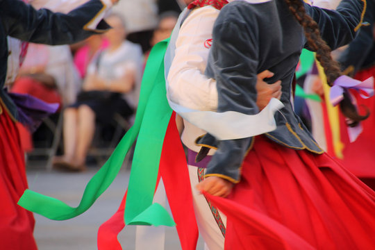 Exhibición de danza folklórica vasca