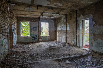 Fototapeta na wymiar inside an old ruined house