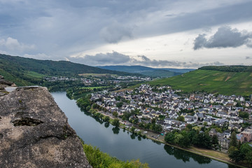 Obraz premium Blick von Burg Landshut auf Kues Stadtteil von Bernkastel-Kues