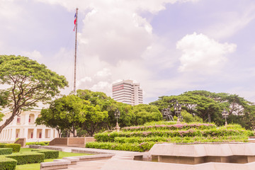 Obraz premium Bangkok, Thailand - June 5, 2016: King Chulalongkorn and King Vajiravudth (Rama V and VI) statue at front of University with background of Faculty of Engineering
