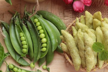 Peas crispy baked and fresh green peas pod.