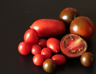 varietà di pomodori su sfondo nero